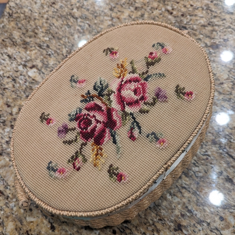 Vintage 70's Oval Woven Wicker Sewing Basket W Floral Needlepoint Lid W Handle - Picture 8 of 14